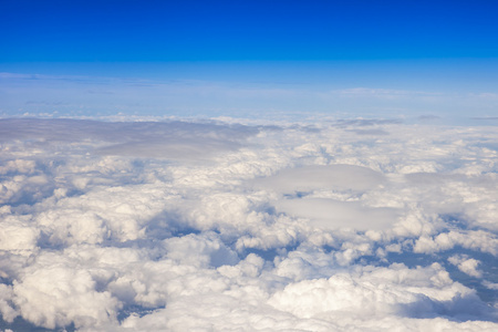 如诗如画的天上景观。从飞机在云层上空飞行的窗口视图