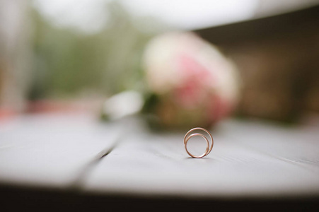 结婚戒指躺上一束鲜花背景