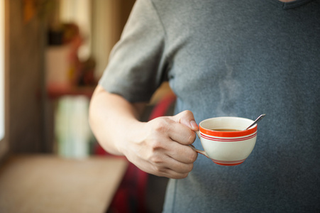 在男性手中的咖啡杯