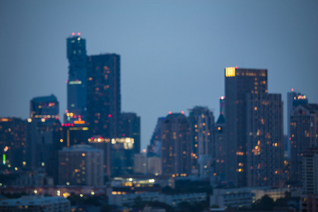 模糊的灯光夜景，办公大楼