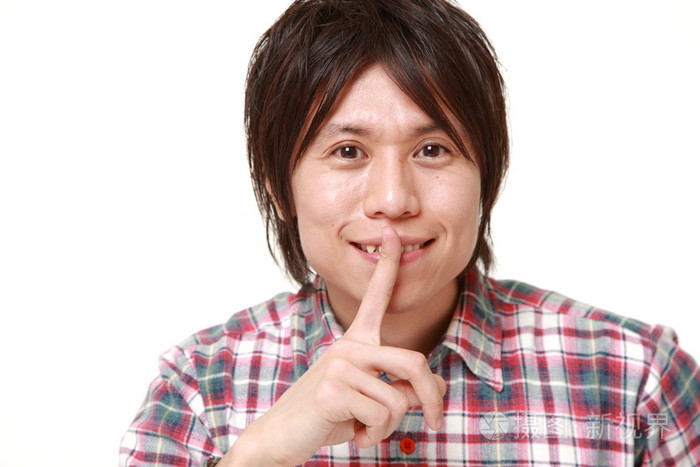 年轻的日本人蒙山沉默手势