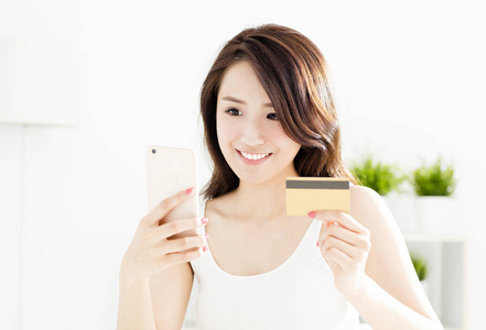 女人买在线信用卡与智能手机