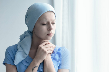与癌症祈祷的女人