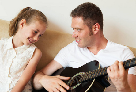 爸爸为他的女儿弹吉他