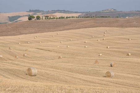 收获后山。Val d Orcia，托斯卡纳