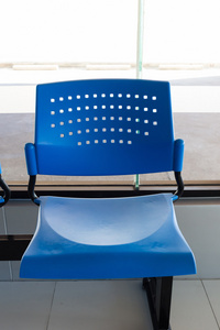 客户等候区排的蓝色座位在办公室
