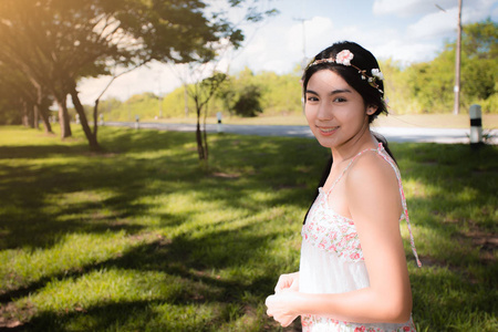 年轻的亚裔女子在草地上野餐图片