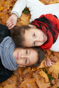 男孩和女孩在片秋色的公园