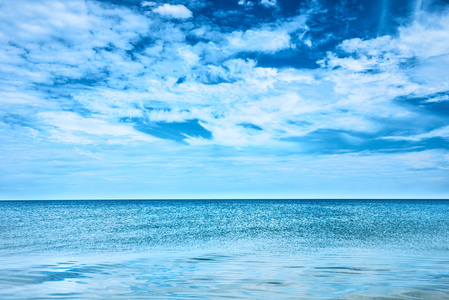 蓝色的明确大海和天空