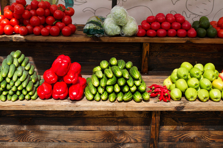 黄瓜 西红柿 白菜 苹果 辣椒和绿党。各种蔬菜和水果在街头市场