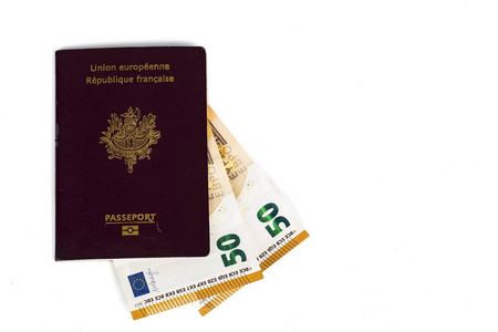 100 欧元账单纸币的欧洲法国护照页之间插入