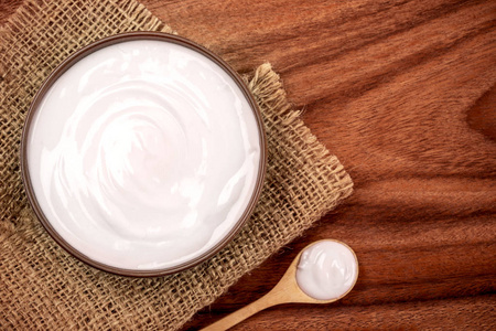 白色奶油自制酸奶在木桌上, 顶部视图或 o