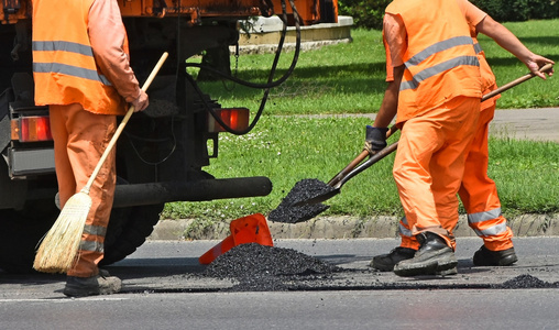 男子正在进行道路建设