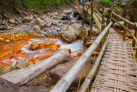 巨大的岩石和瀑布，菲律宾附近的一座小木桥。瓦伦西亚，岛内格罗斯