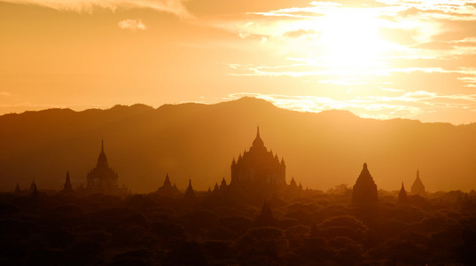 全景的景观图的缅甸蒲甘的金色的夕阳