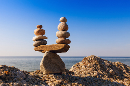 和谐与平衡的概念。平衡打击海的石头