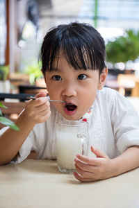 亚洲的中国小女孩喝饮料