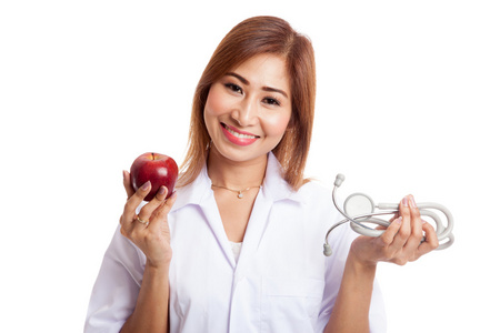 年轻的亚洲女性医生持有苹果和听诊器