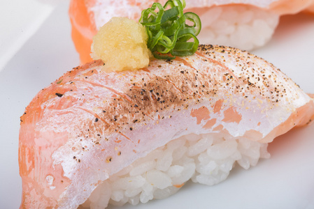 日本料理。寿司三文鱼的背景