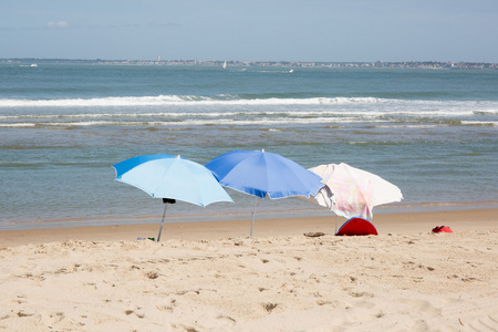 海滩上的三把雨伞