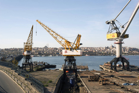 土耳其伊斯坦布尔的城市景观和造船厂