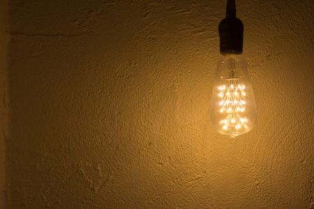 灯泡挂在墙上