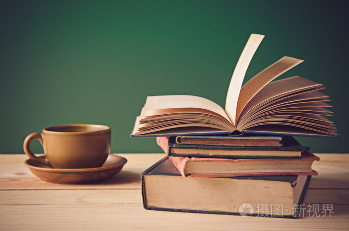 一堆木制的桌子上的书照片-正版商用图片0egurr-摄图
