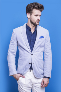 英俊的男人，在深蓝色的衬衫和蓝色夹克