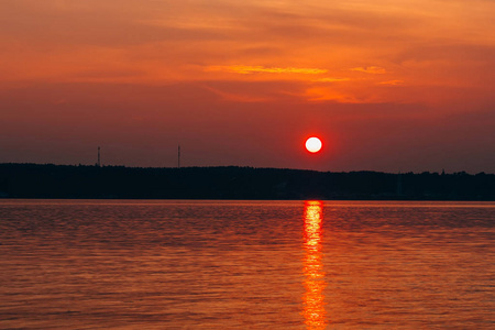 夕阳与大红色太阳在海的水