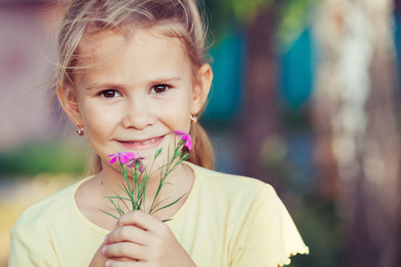 一个美丽的年轻女孩与野花的肖像