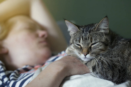 大萧条。那只猫和她的女主人睡觉和对待她。宠物有助于克服压力
