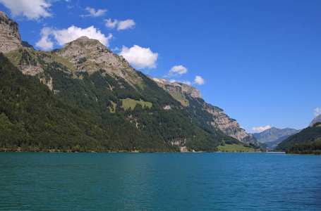 绿松石湖 Klontalersee 在夏天。Glarus 的山水