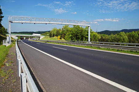 在高速公路电子收费闸门。白色卡车和大桥为背景