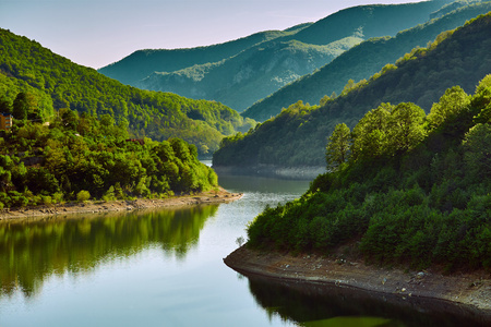 湖山之间