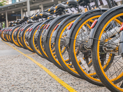 停放在自行车停放区的黄色自行车共享系统机智