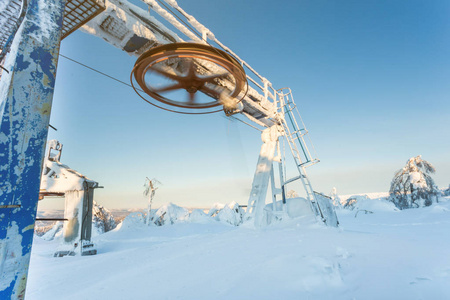 滑雪升降机和轨道上的背景, 一个美丽的冬季没有人的景观