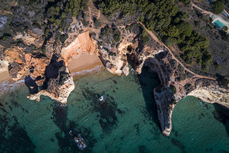 空中鸟瞰的海岸在普拉亚做 Alemao 在波尔图, 阿尔加维, 葡萄牙在葡萄牙和阿尔加维旅行的概念