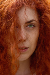 红发女人自然肖像
