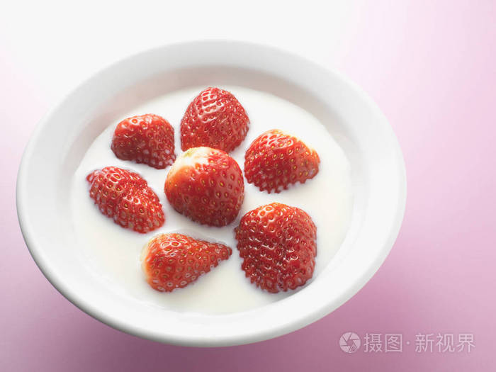 白盘子里的草莓和奶油