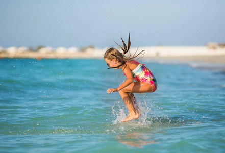 小女孩在海浪中玩乐