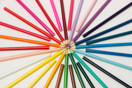 铅笔在彩虹的颜色在一个圆上的 whi 折叠一组
