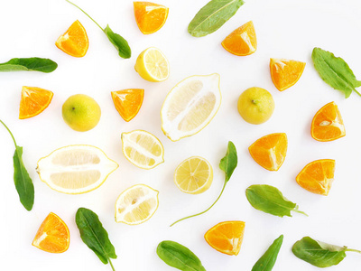 白色背景的切柠檬柑橘和树叶组成