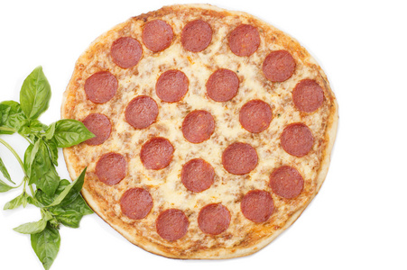 意大利辣香肠比萨饼，孤立的白色背景上