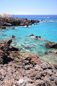 在西班牙特内里费岛的海滩 de San Juan 华丽绿松石岩石湾