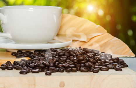 烘培的咖啡豆与光的木板上
