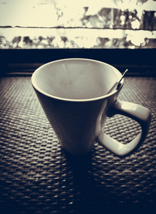 空杯咖啡放在老竹桌子上
