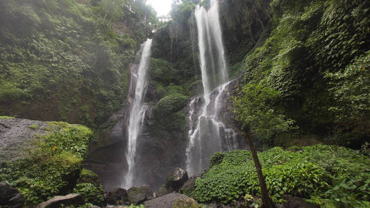 美丽的热带瀑布。印度尼西亚, 巴厘岛