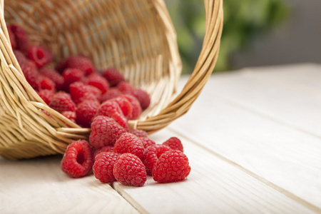 草莓在篮子里，在花园里的桌子上