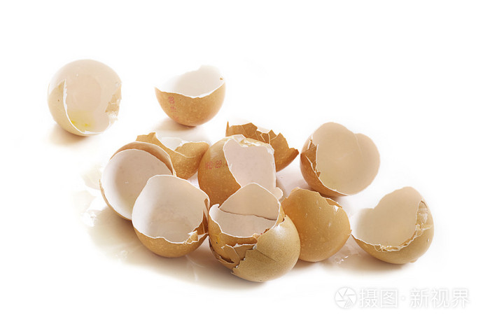 空破碎的蛋壳上白色孤立