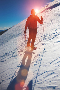 在冬天山的登山者